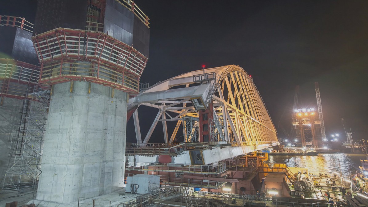 The installation of the 6,000-ton road arch of the Crimean Bridge. © A still from the documentary film The Bridge