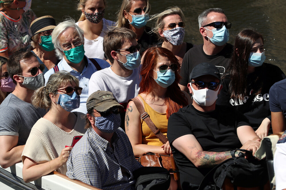 people wearing masks in Bruges amid covid-19