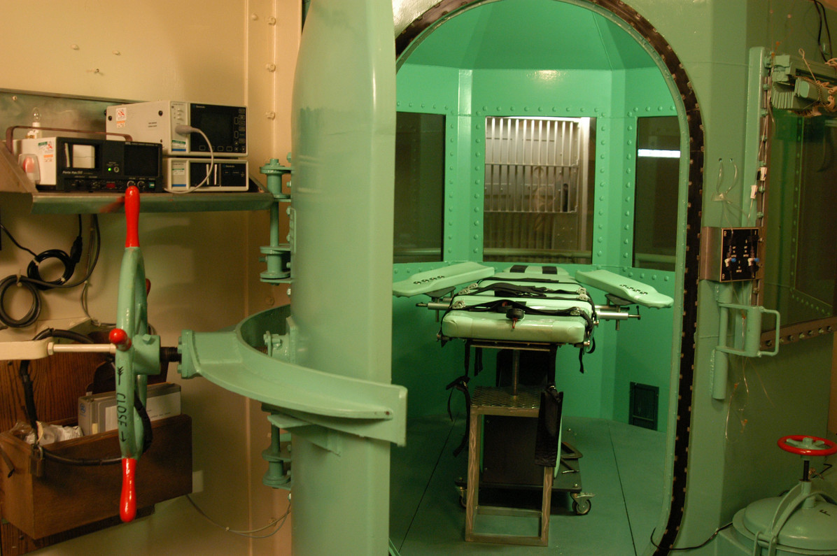 An execution chamber at San Quentin State Prison converted to use lethal injection rather than gas. When executed by gas, the prisoner is strapped to a chair with a bucket containing sulfuric acid and water underneath. A sodium cyanide crystal is then released into the pail, creating a lethal gas that the inmate inhales. © California Dept. of Corrections / Global Look Press
