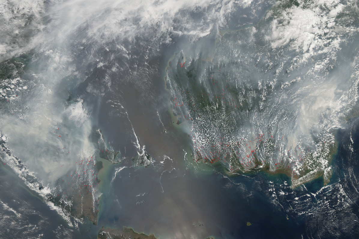 Smoke from agricultural and forest fires burning on Sumatra (left) and Borneo (right) in late September and early October 2006 blanketed a wide region with smoke that interrupted air and highway travel and pushed air quality to unhealthy levels. © NASA Earth Observatory