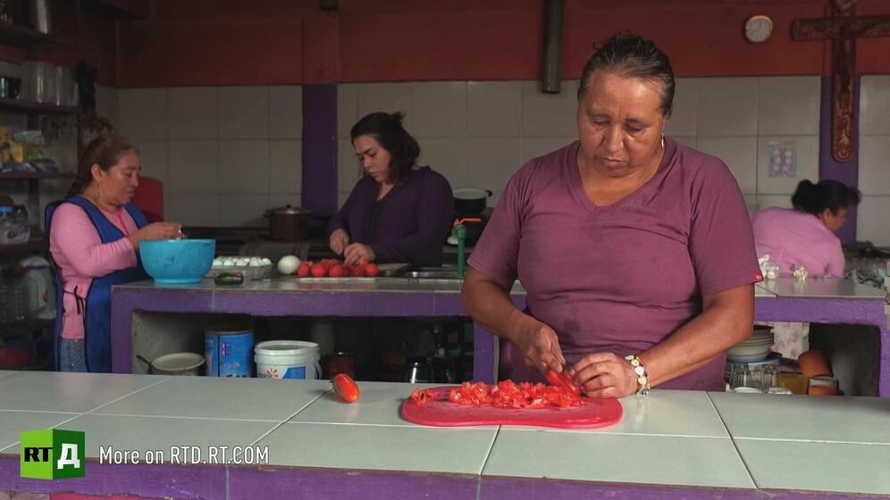 Las Patronas making food for migrants