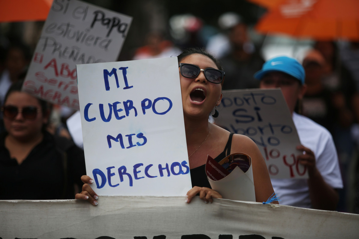 Woman holds a placard reading “My body, my rights” during a demonstration. San Salvador, September 2017. A 2013 newspaper survey found that 74 percent of El Salvadorans favoured legalising abortion when a mother’s life is endangered. © Jose Cabezas / Reuters.