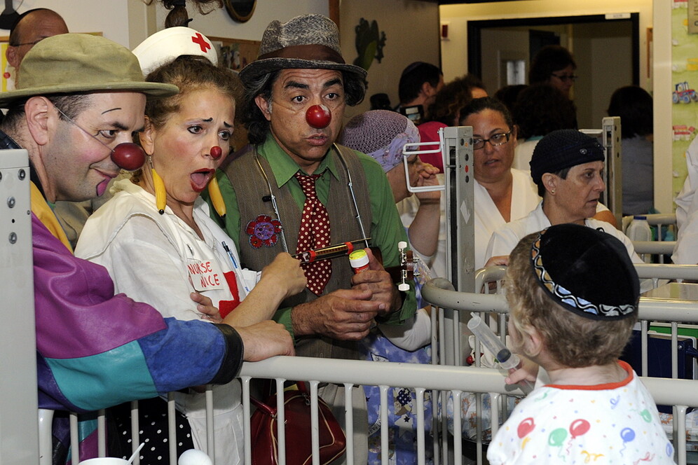 medical clowns helping the sick