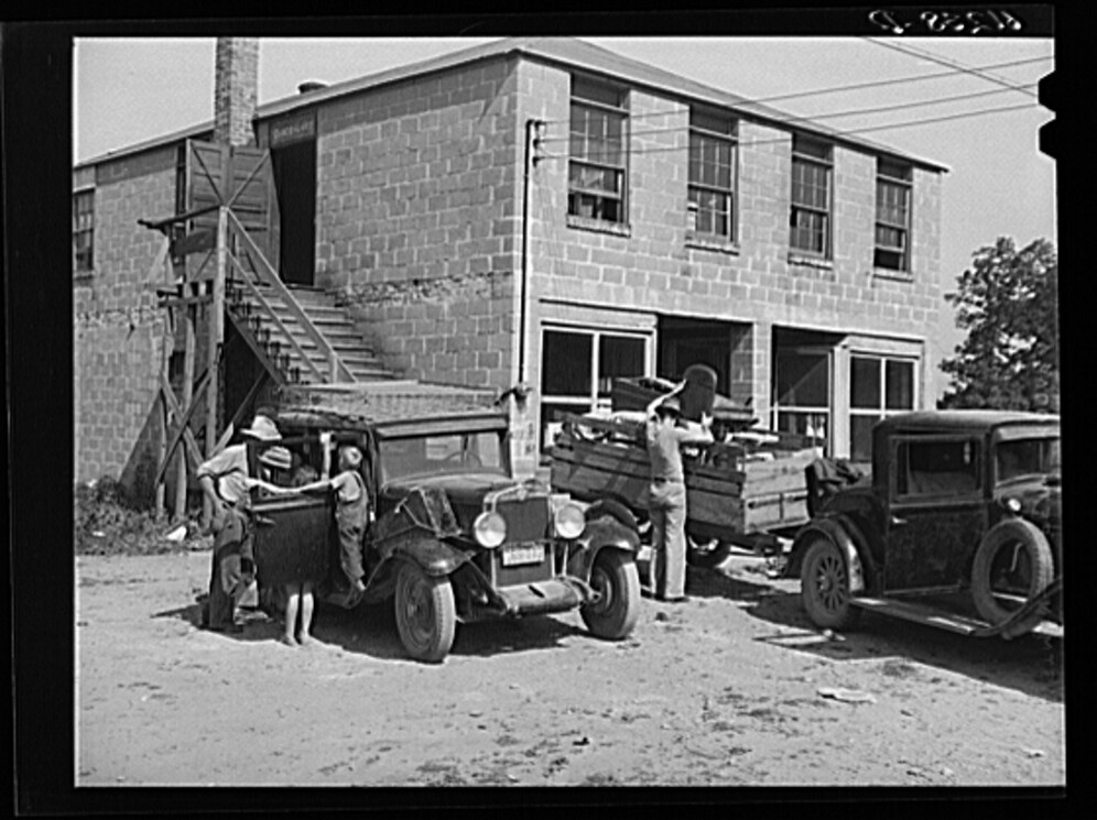 Loading household goods into cars and trailers by two families. Michigan, 1940 / PICRYL