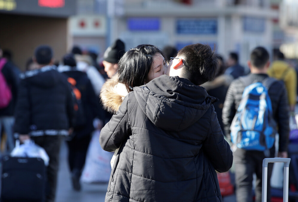 chinese couple kissing