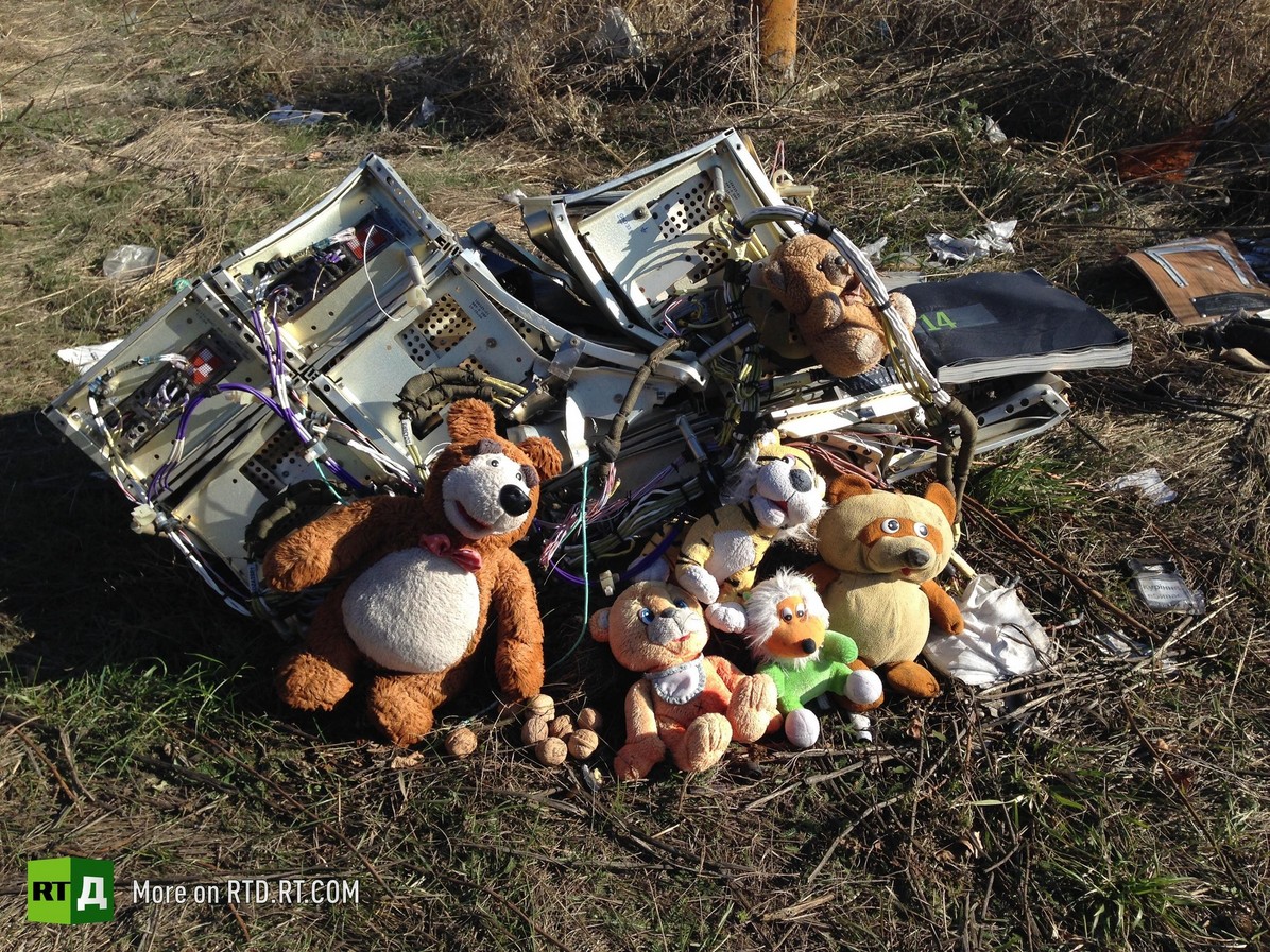 День крушения. Вещи жертв авиакатастрофы. Тела жертв авиакатастрофы MH 17.
