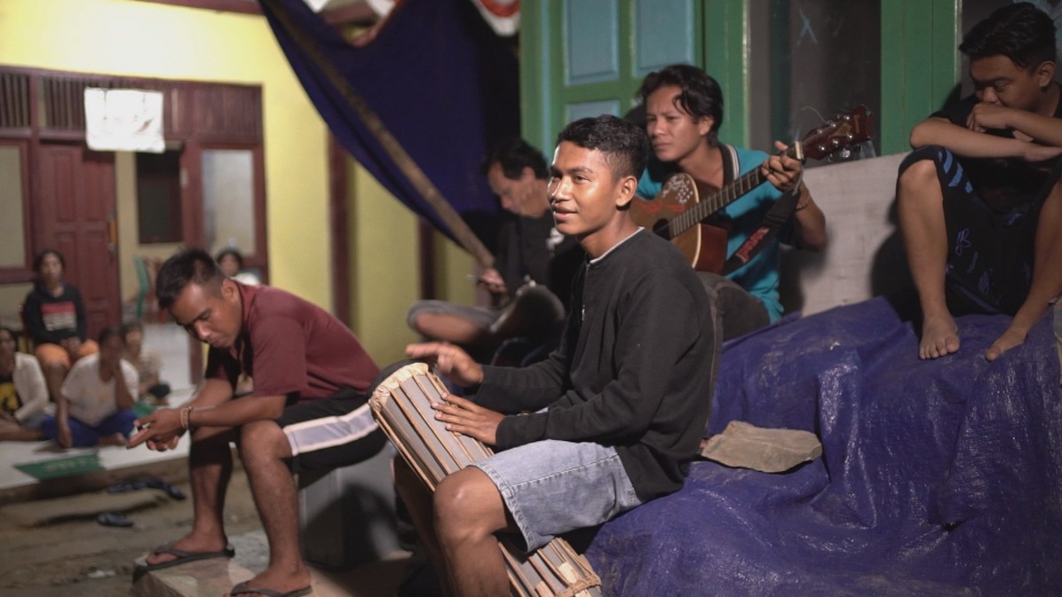 Indonesia’s Forum for the Environment, WALHI and the Indigenous Peoples' Alliance of the Archipelago, AMAN provide ongoing training for young people, involving them in the struggle against unlawful deforestation /