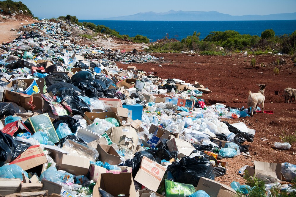 trash landfill site garbage waste dump pollution